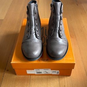Brand New Miz Mooz Louise size 6 graphite.